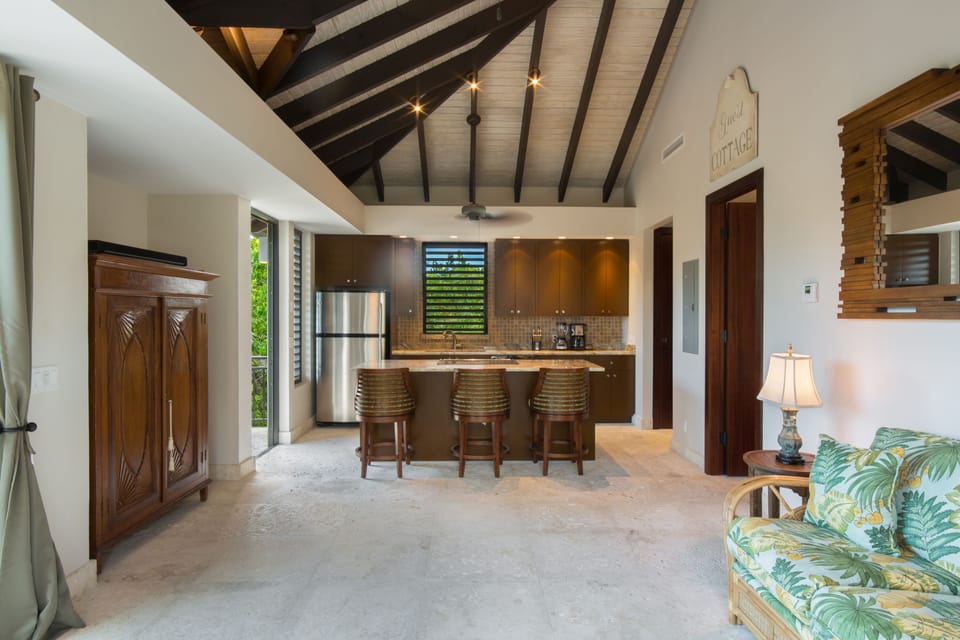 Spacious lounge with Smart TV, Cable and Sonos music system.