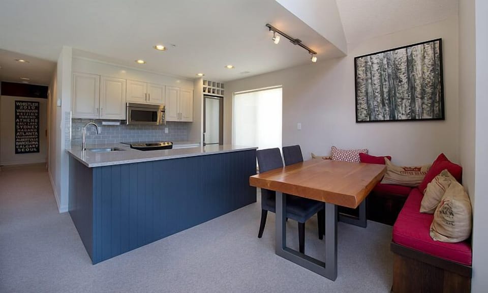 kitchen/dining area