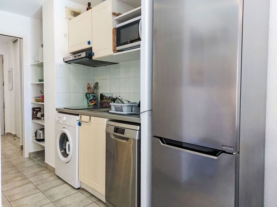 Kitchen Appliance, Major Appliance, Washing Machine, Kitchen, Home Appliance, Interior Design, Flooring, Countertop, Furniture, Room