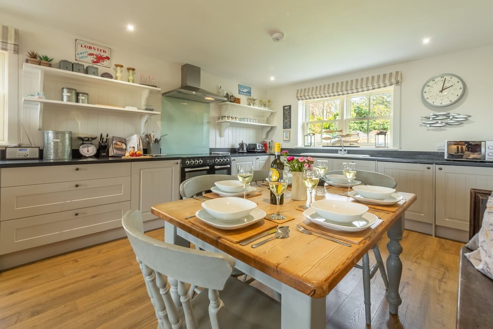 Wigeon Cottage, Thornham: Dual aspect kitchen