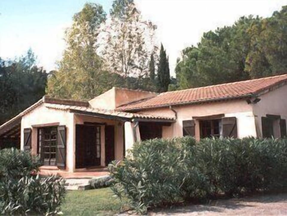 Lovely Provence-style villa in landscaped garden