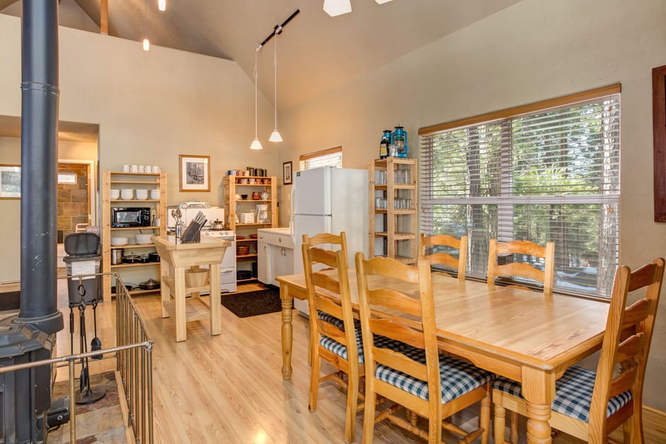 View of kitchen & dining area