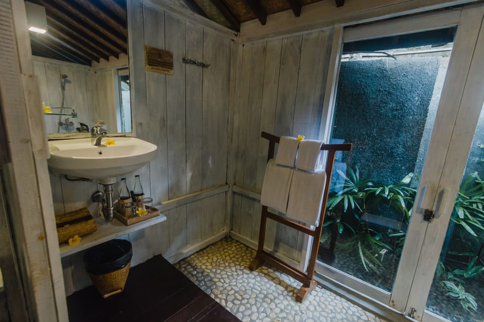 Standard Double Room | Bathroom | Shower, free toiletries, hair dryer, slippers