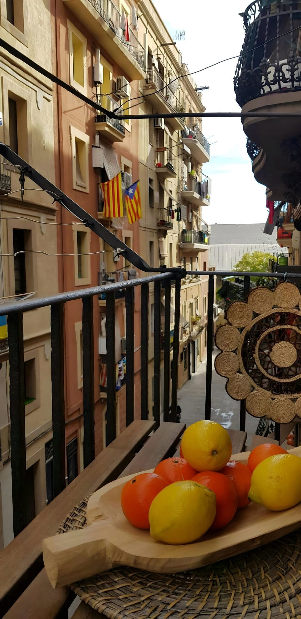 Enjoy a refreshing drink on the balcony, with views overlooking the charming Barceloneta neighborhood. This apartment offers a small but cozy balcony, perfect for enjoying a relaxing moment after a day of exploring Barcelona.