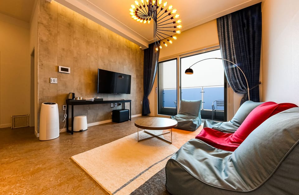 Panoramic Penthouse, 2 Bedrooms, Non Smoking, Ocean View | Living room | 40-inch Smart TV with satellite channels, TV, pay movies