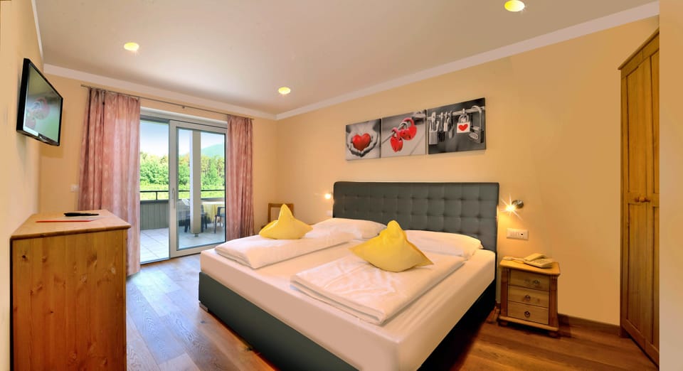 Superior Double Room | 1 bedroom, in-room safe, desk, blackout drapes