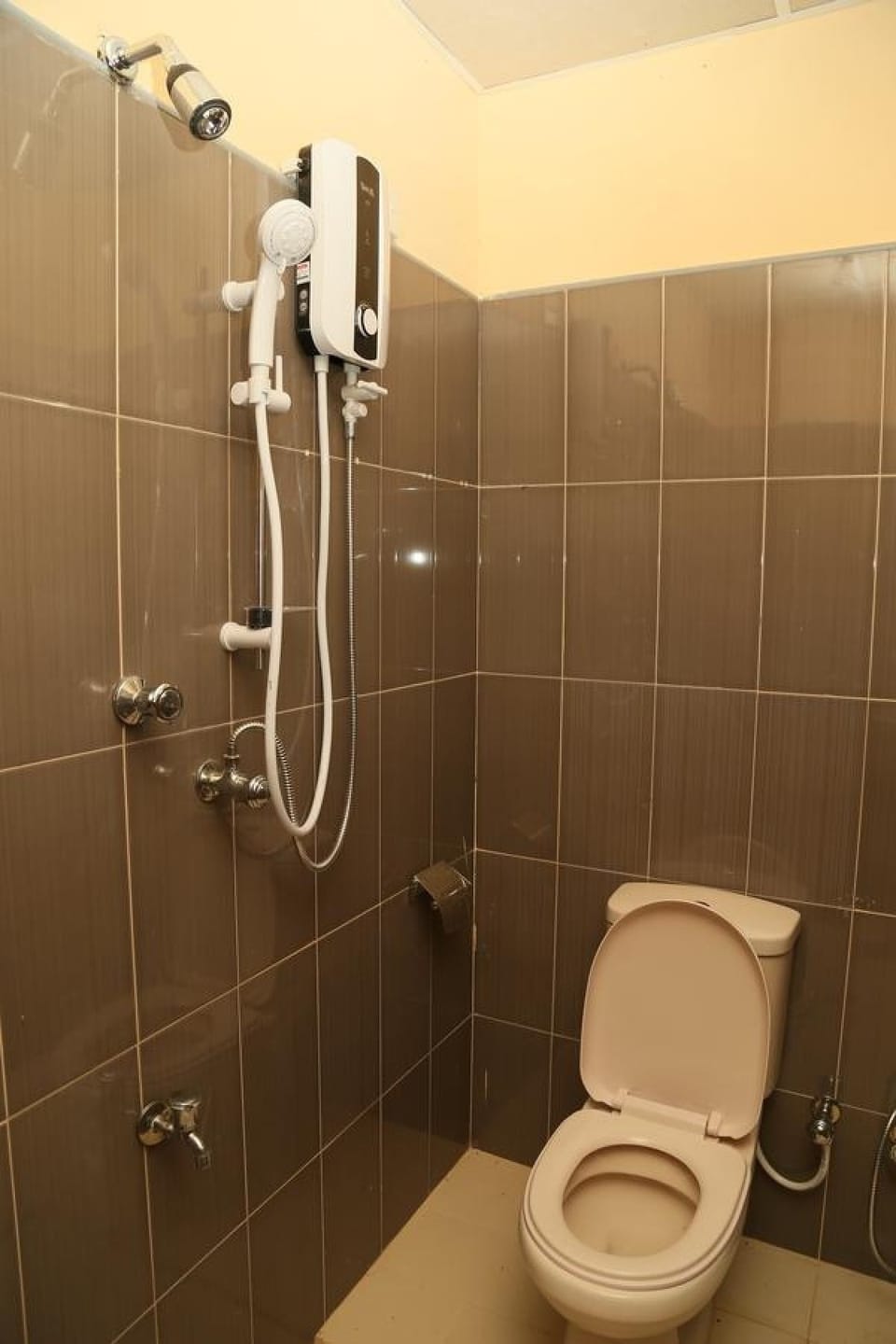 Shower, rainfall showerhead, free toiletries, hair dryer
