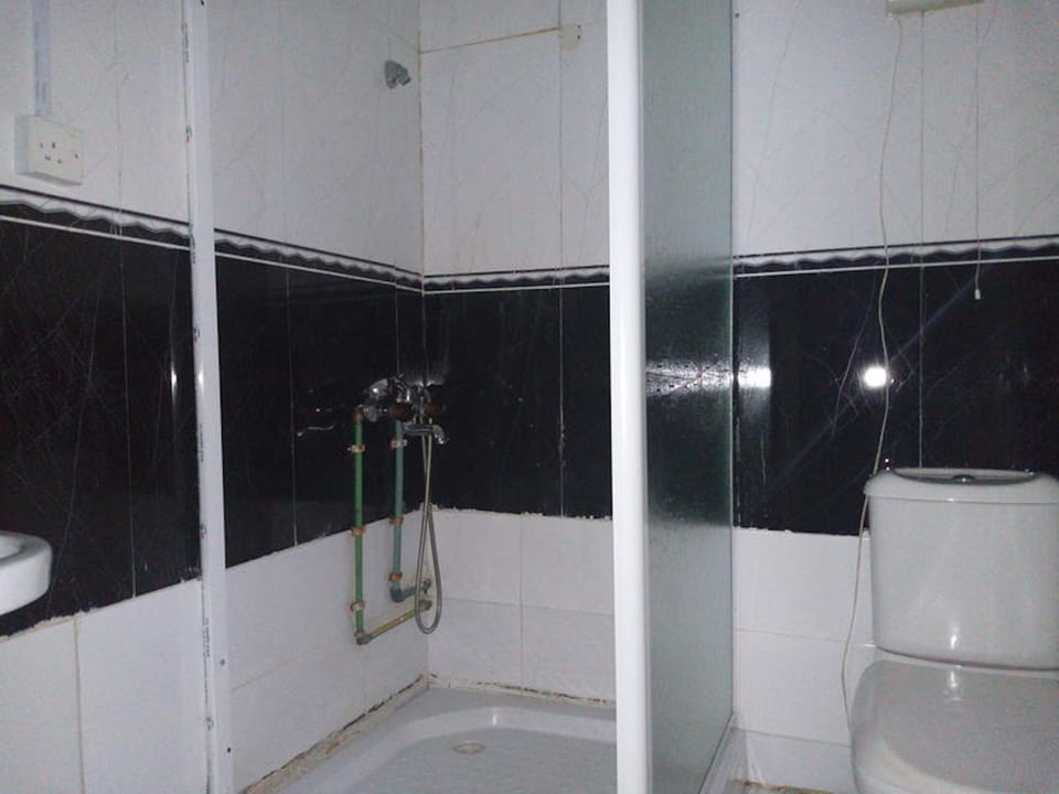Separate tub and shower, free toiletries, towels