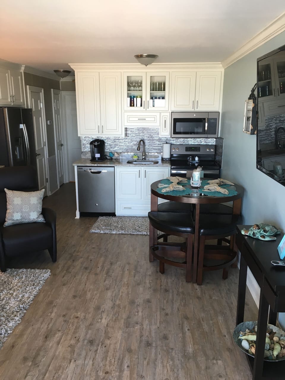 Brand New Upscale Kitchen with granite, full size appliances
