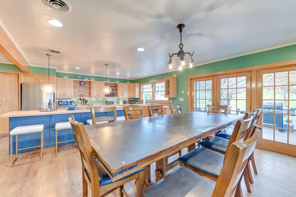 Dining & Kitchen Area