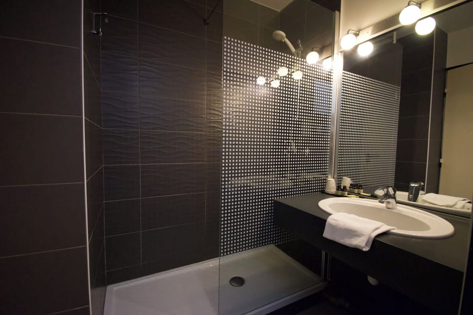 Superior Double Room | Bathroom | Free toiletries, hair dryer, towels