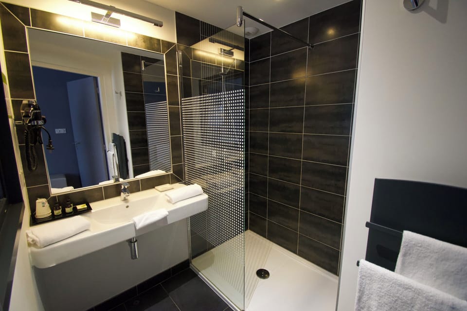 Privilege Double Room | Bathroom | Free toiletries, hair dryer, towels