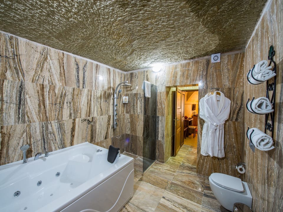 Deluxe Suite, 1 Queen Bed, Jetted Tub, Garden View | Bathroom | Shower, free toiletries, hair dryer, slippers