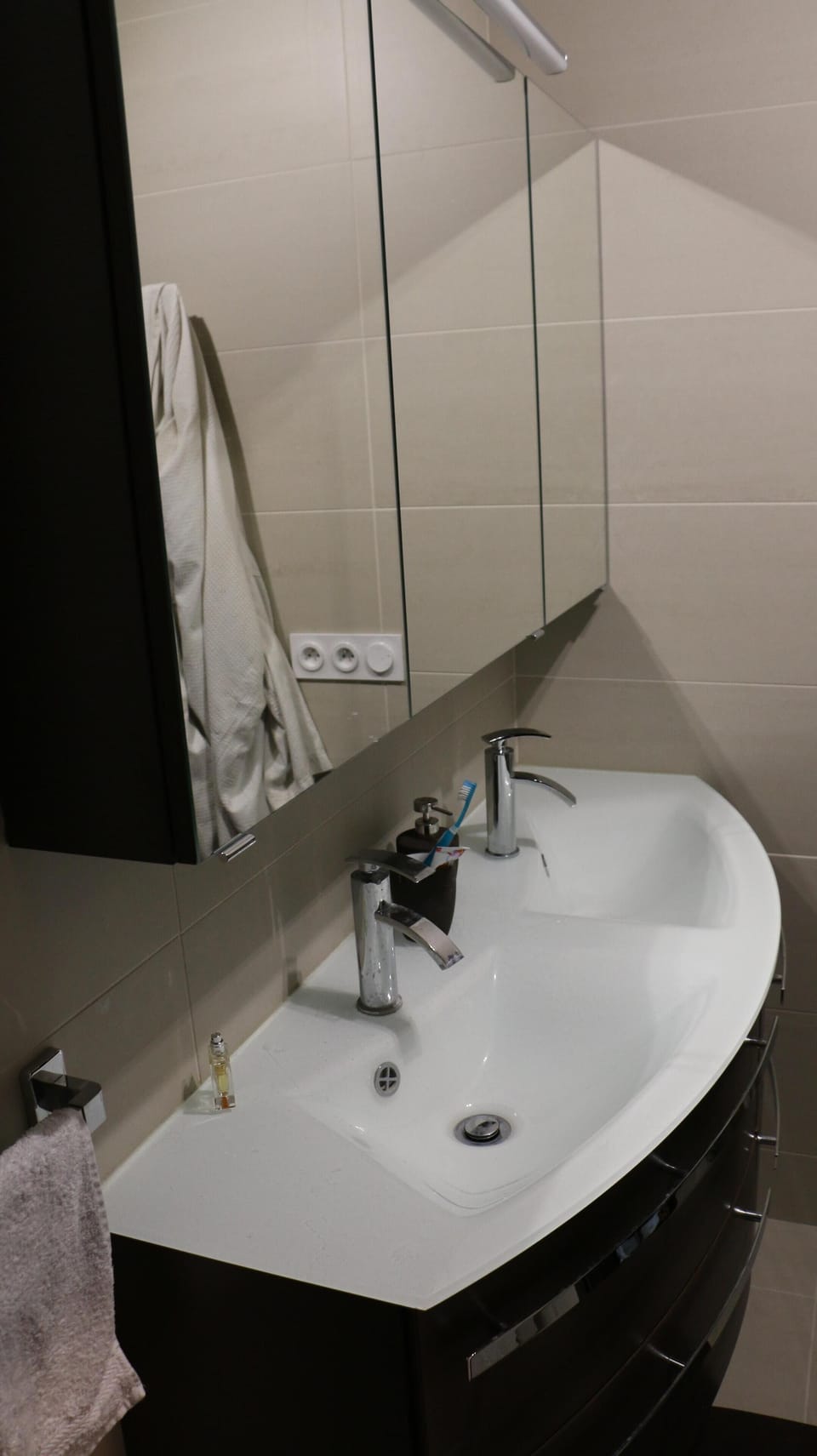 Bathroom 2 sinks