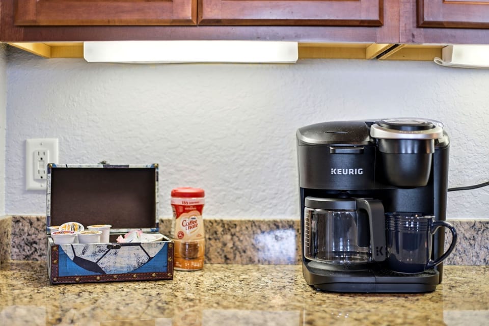Dual coffee maker station (Keurig Pod).