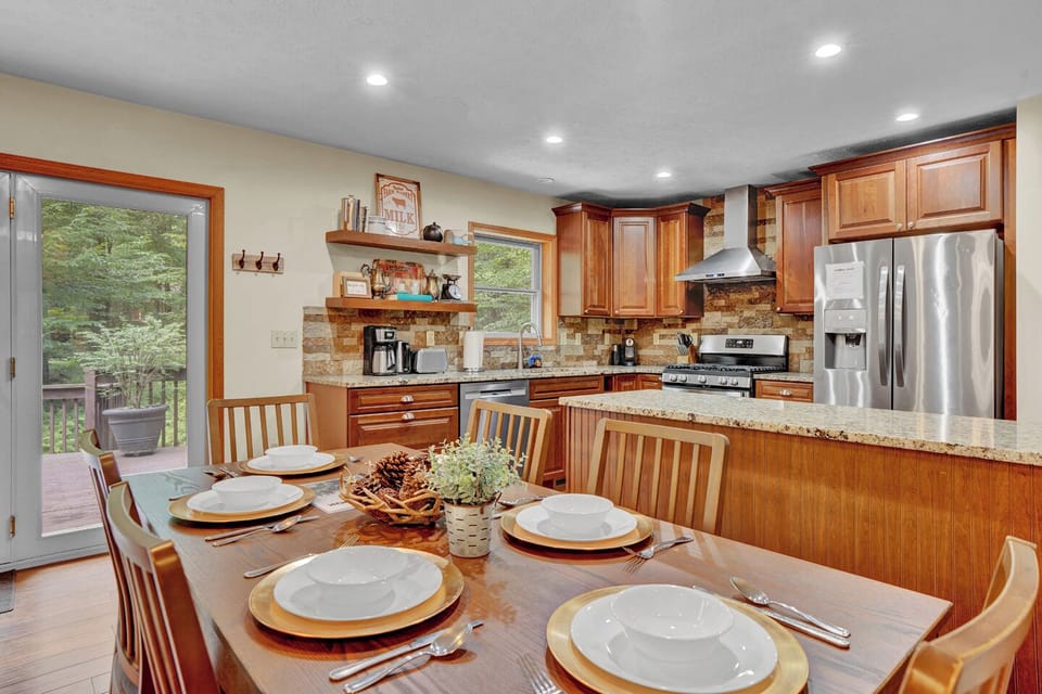 The dining table extends to fit 10 people comfortably - bon appetit!