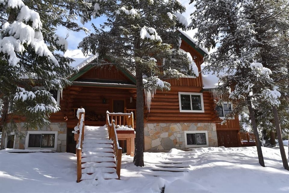 Side of lodge.