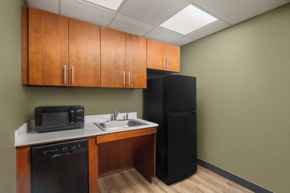 Suite, 1 King Bed, Roll-in Shower (Mobility Accessible) | Premium bedding, pillowtop beds, in-room safe, desk