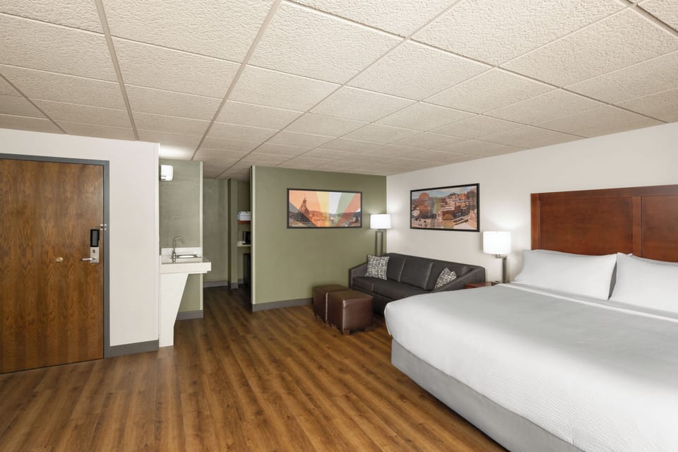 Suite, 1 King Bed | Premium bedding, pillowtop beds, in-room safe, desk