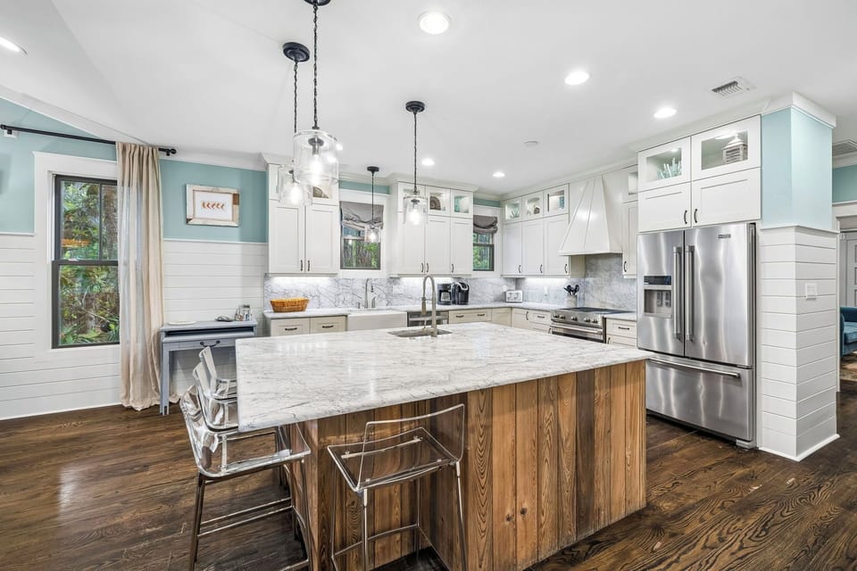 Spacious Kitchen with Ample Counter & Storage Space