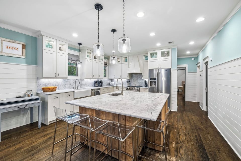 Spacious & Fully Equipped Chef's Kitchen