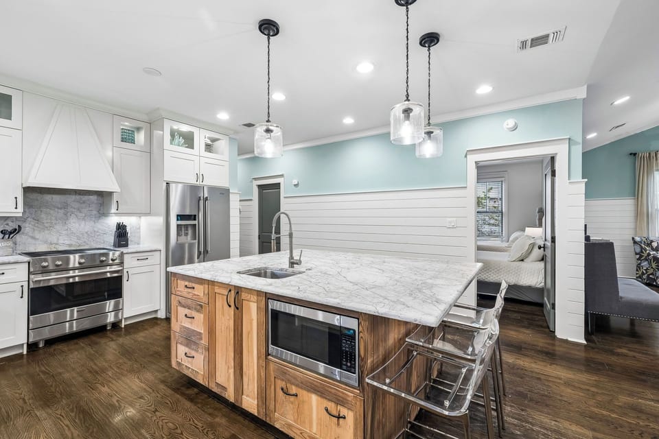 Spacious Kitchen Island with Bar Seating for 4