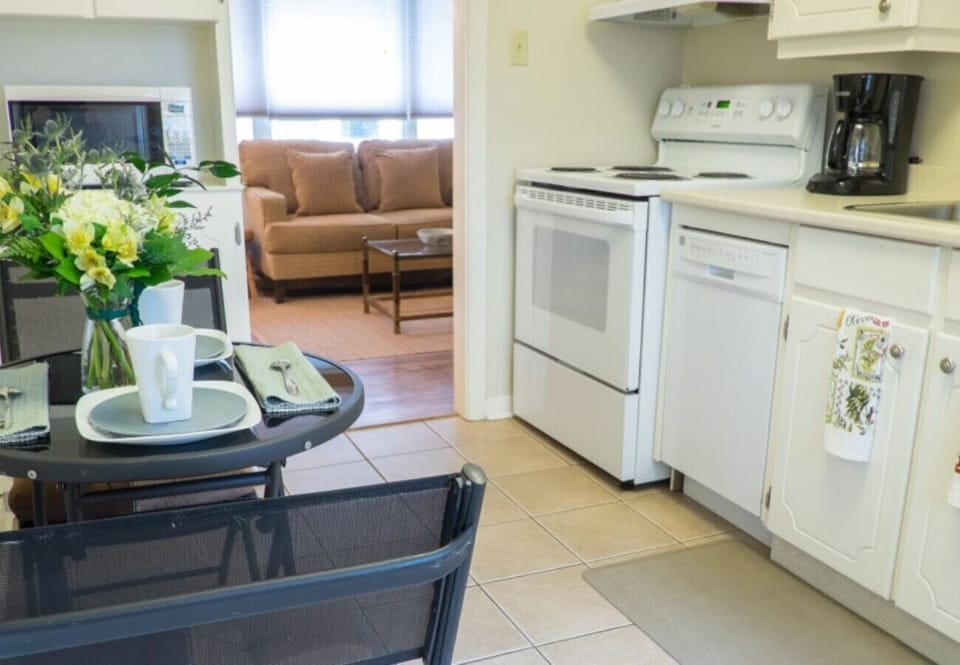 Fully Equiped Kithcen - Parkview Cottage - Niagara-on-the-Lake