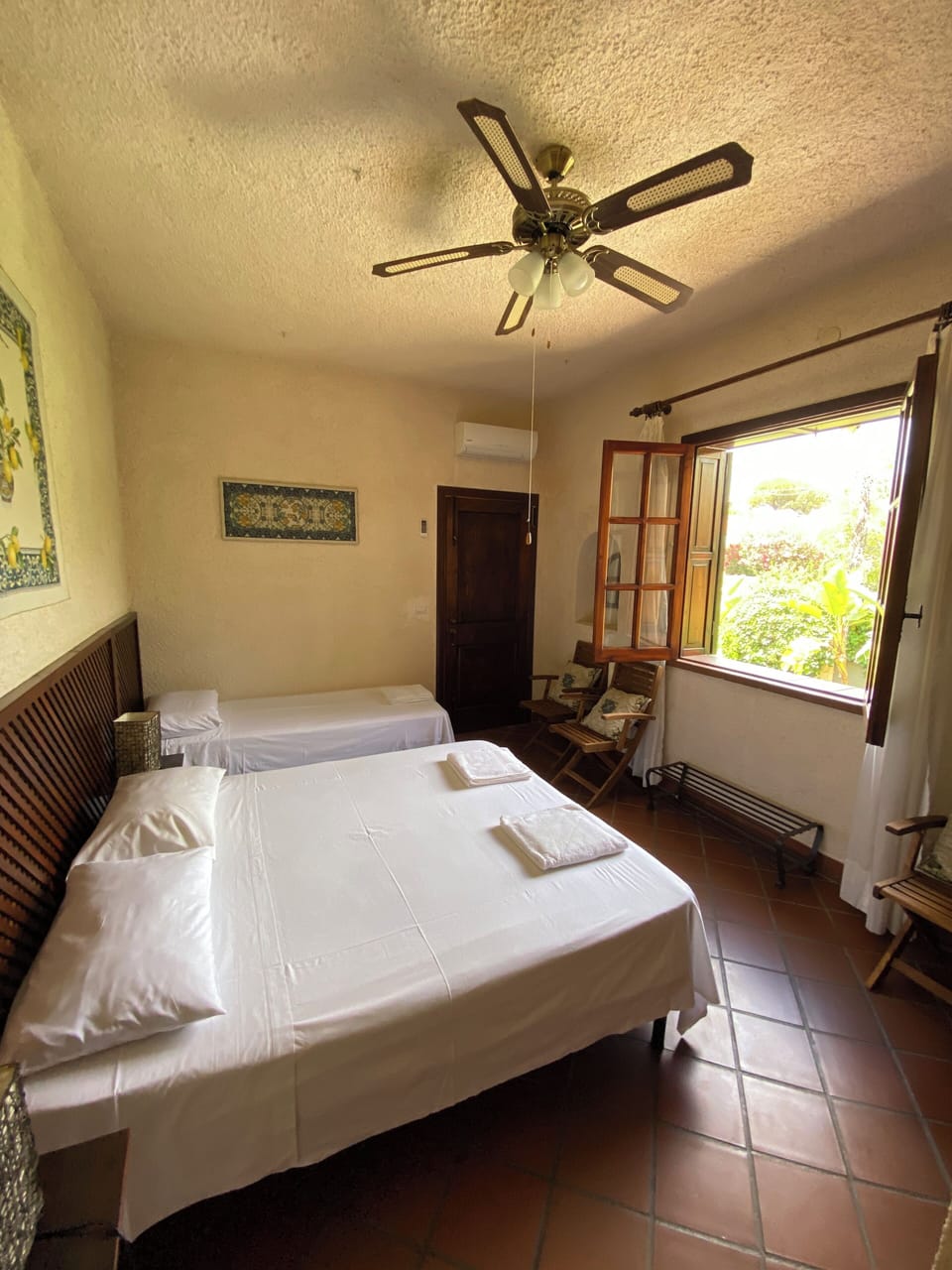 Double/triple bedroom with balcony overlooking the pool