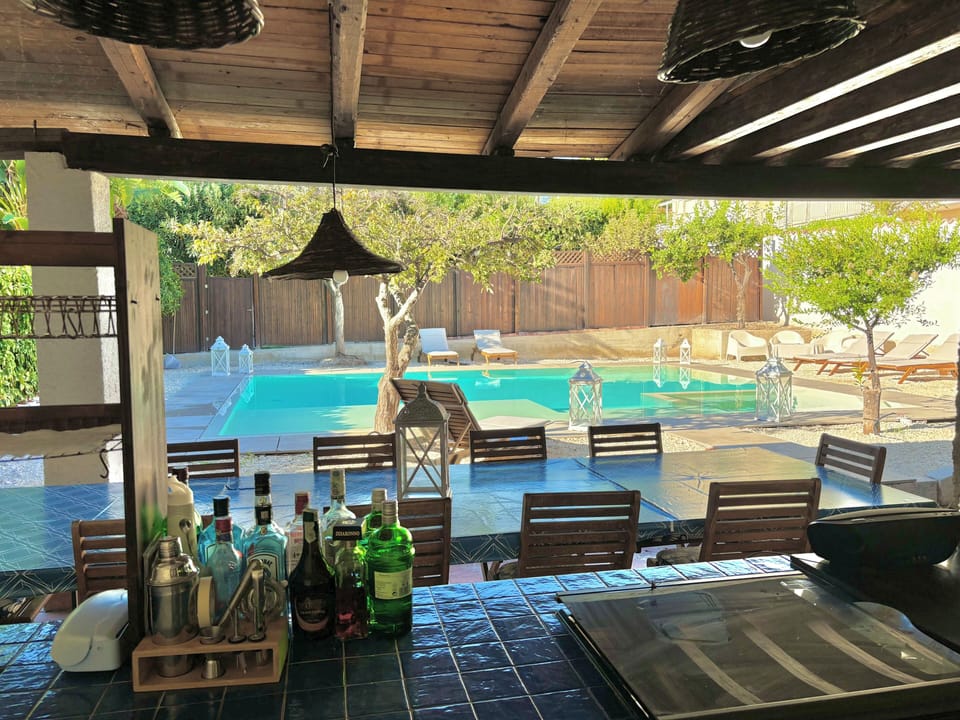 Kitchen and dining area on the backyard pool and jacuzzi 