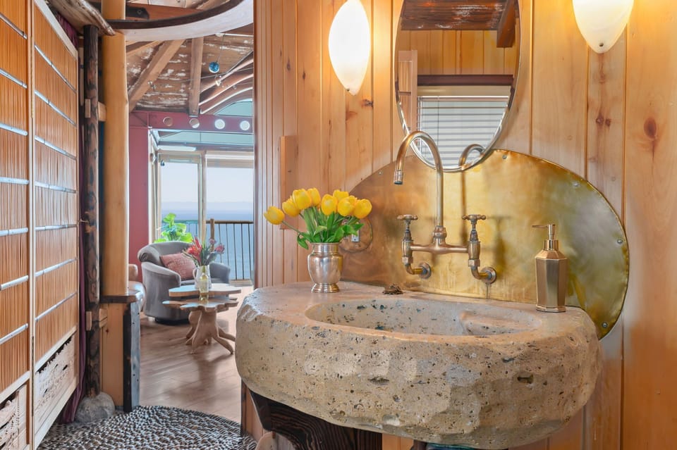 Peak of the ocean from every room- even the bathroom!