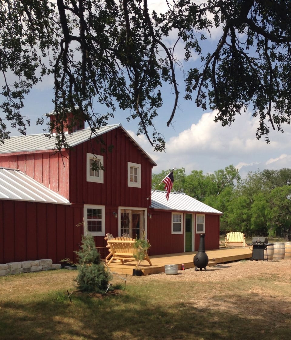 Relaxing Getaway 3 miles from town on 290 Wine Trail