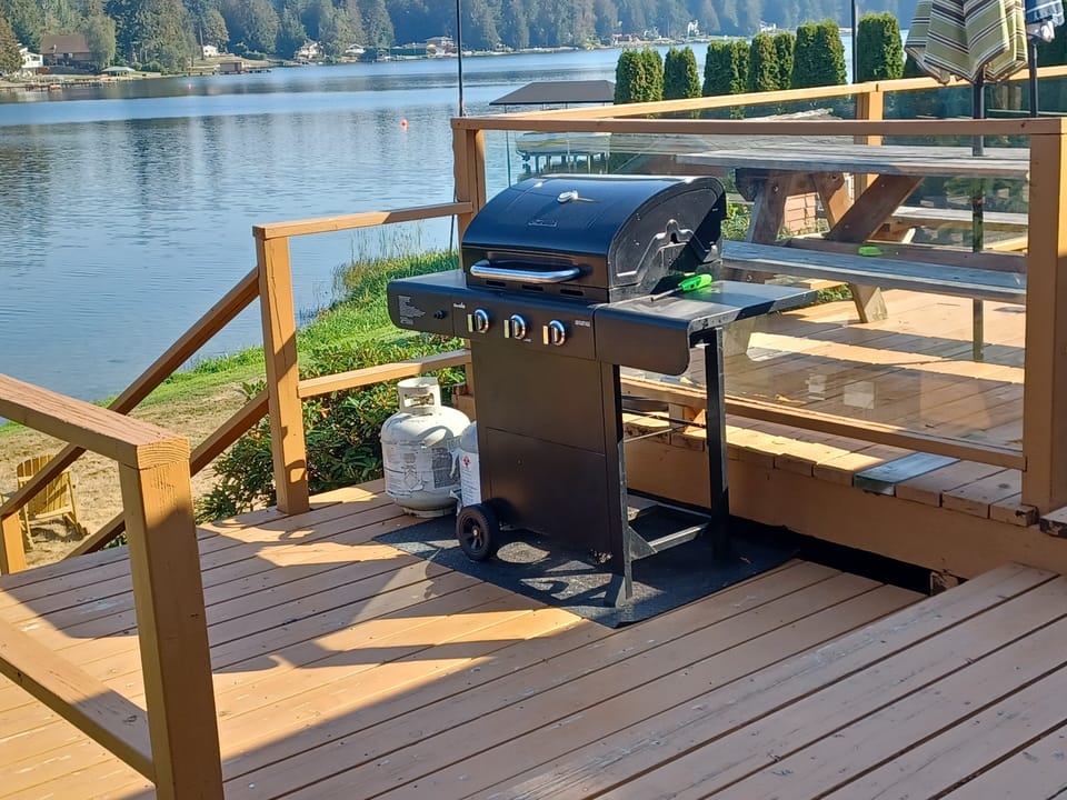 Full size propane BBQ with spare tank