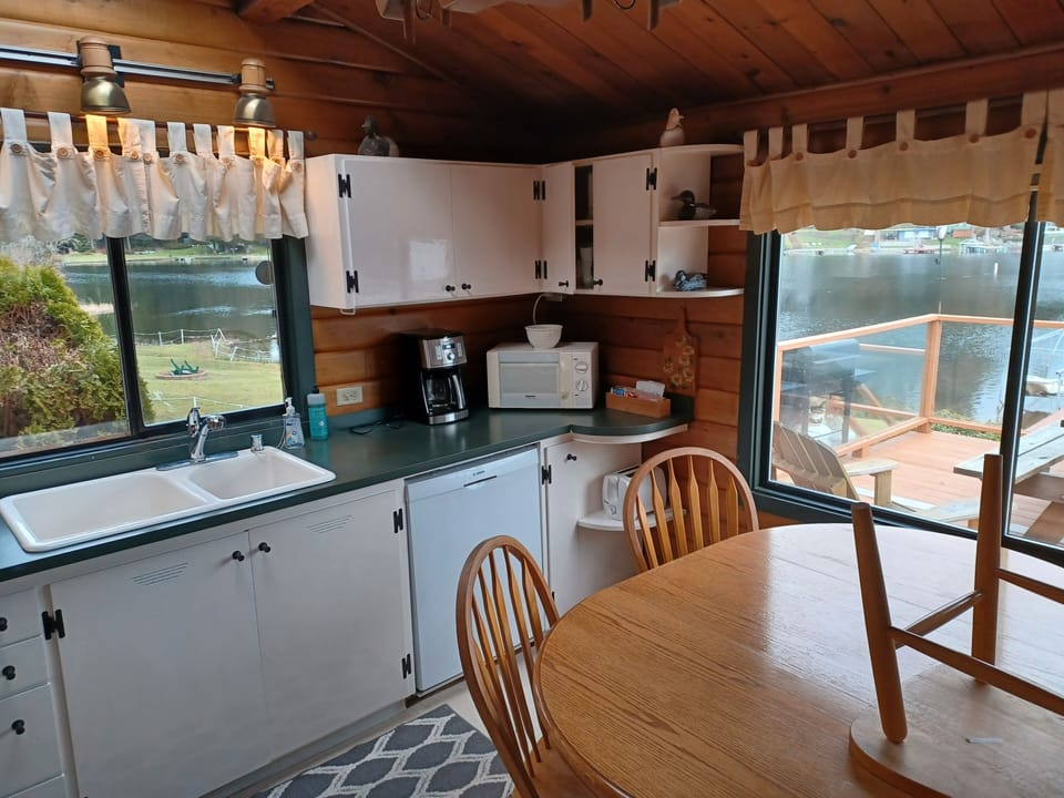 Kitchen. The table has an extra leaf so it will seat 6. 