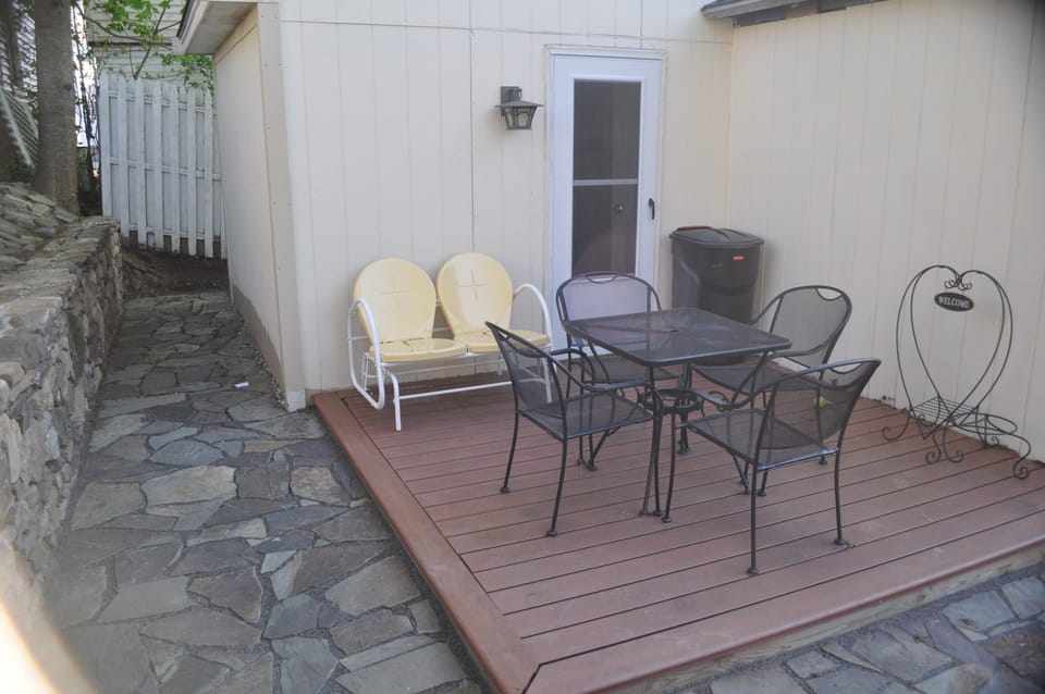Back sitting area 