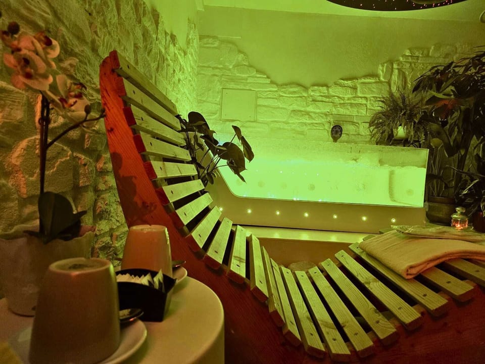 Couples treatment rooms, sauna, hot tub, steam room, Turkish bath