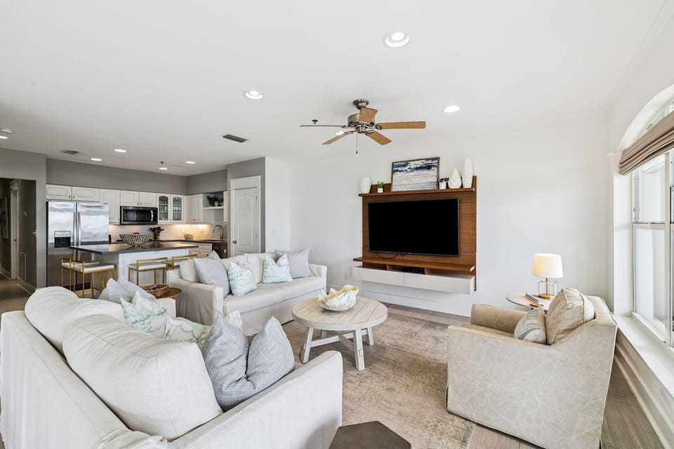 Cozy Gulf-Front Living Area