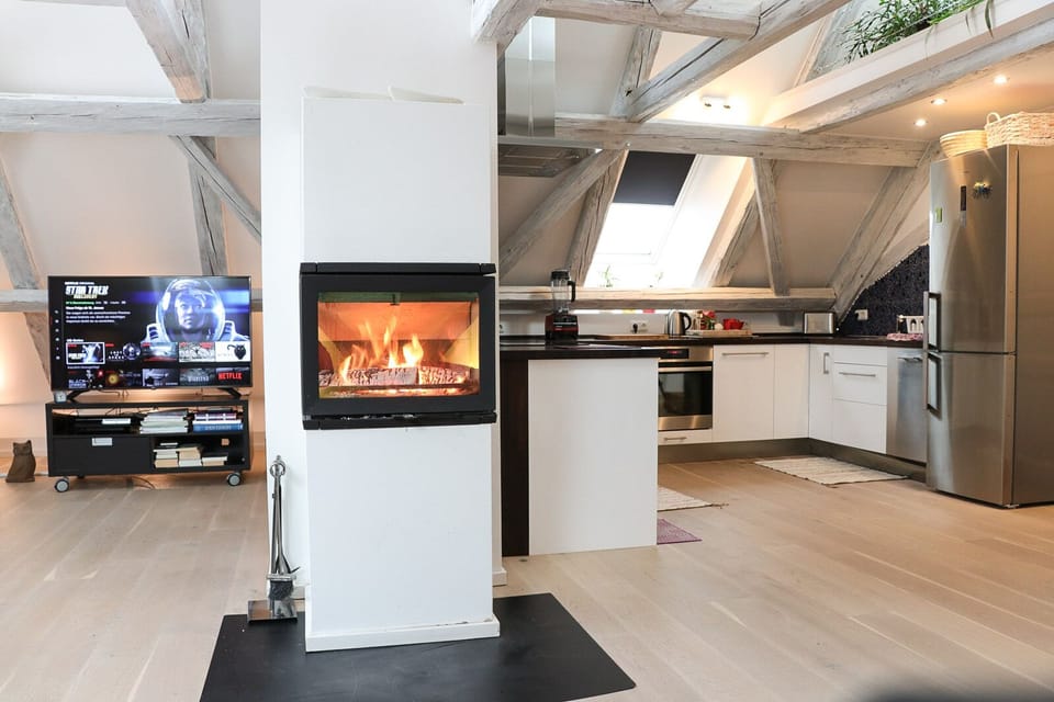 View from the dining area to the very well equipped kitchen 