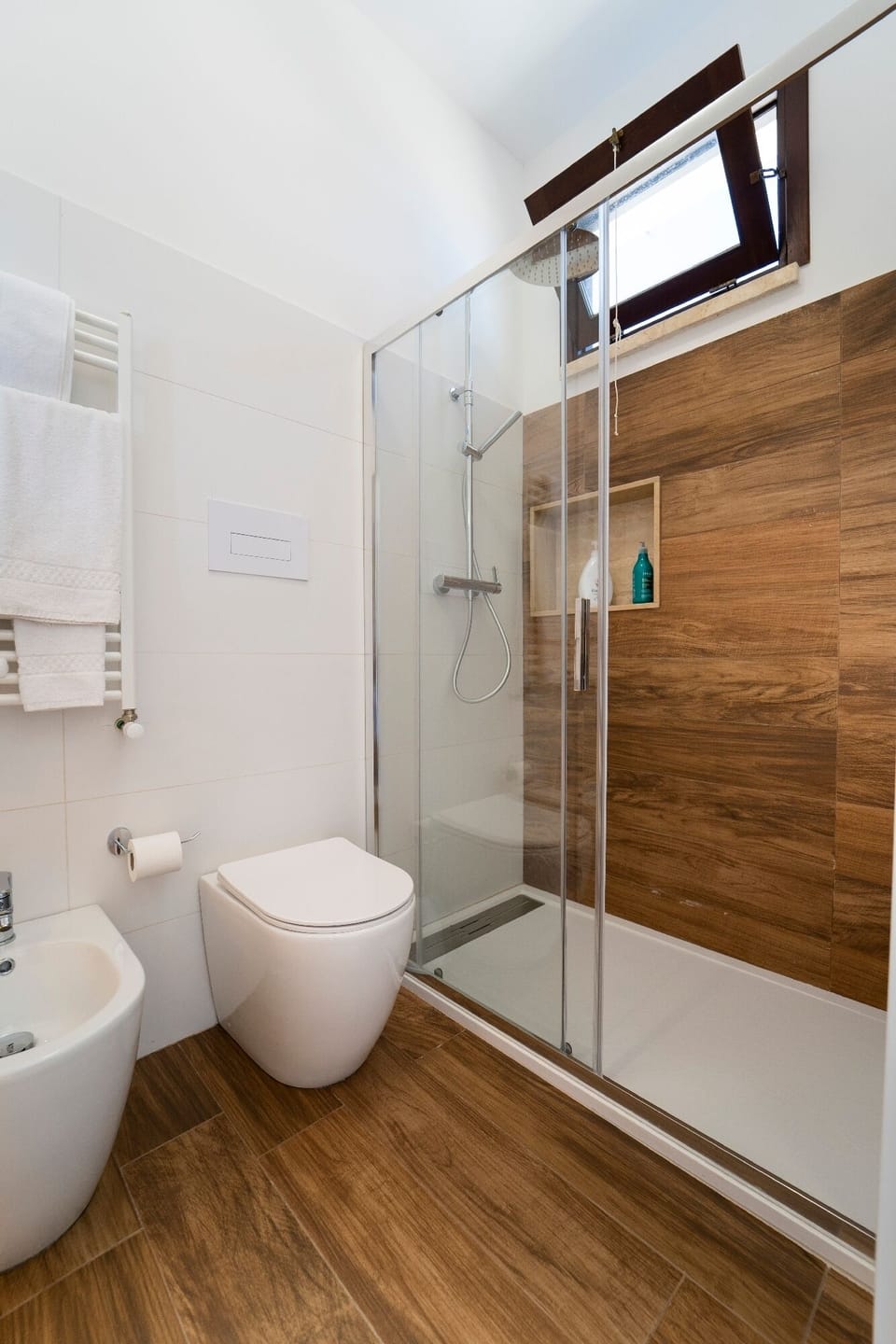 Double Room, Sea View | Bathroom | Shower, hair dryer, bidet, towels