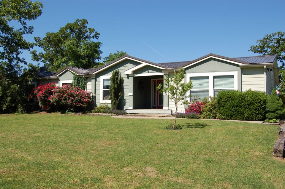 Huge front space, perfect for yard games!