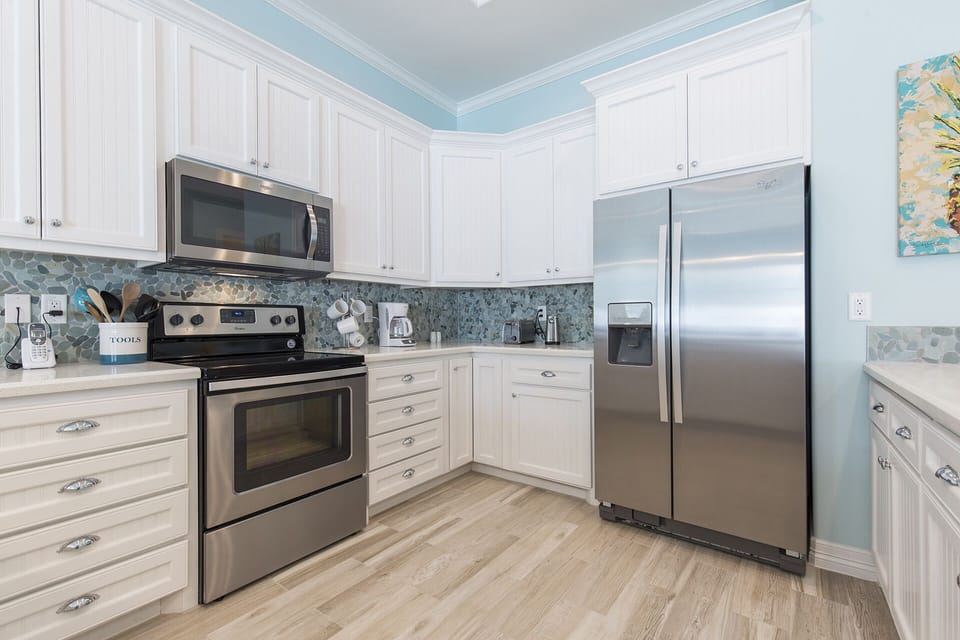 Gorgeous kitchen fully equipped with cooking utensils!