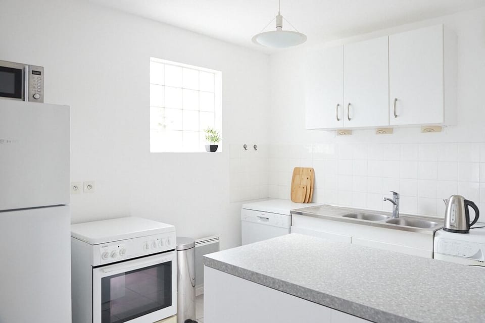 Fully Equipped Kitchen (Coffeemaker, Kettle, Toaster, Microwave, etc)