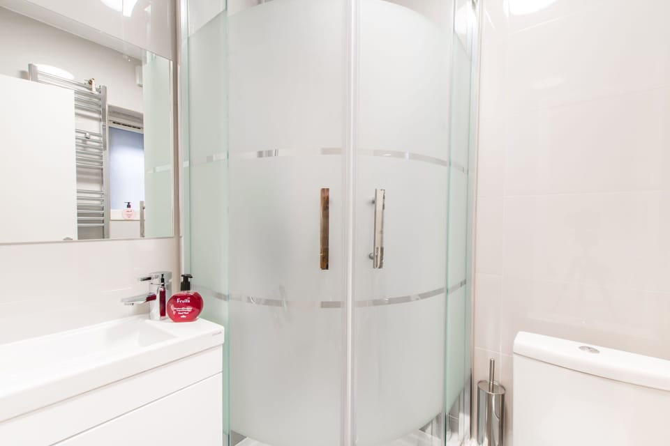Full Bathroom 1