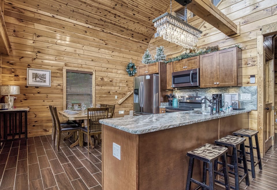 Chalet in the Smokies "Winter Ridge" - Kitchen and dining area