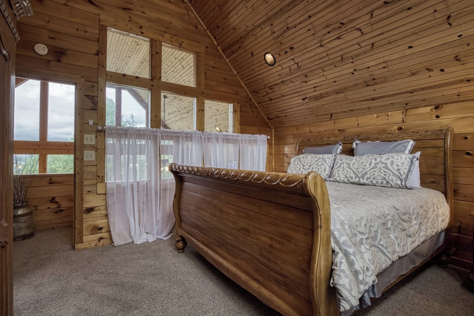 Pet Friendly Cabin in the Smoky Mountains "Winter Ridge" - Upper level bedroom