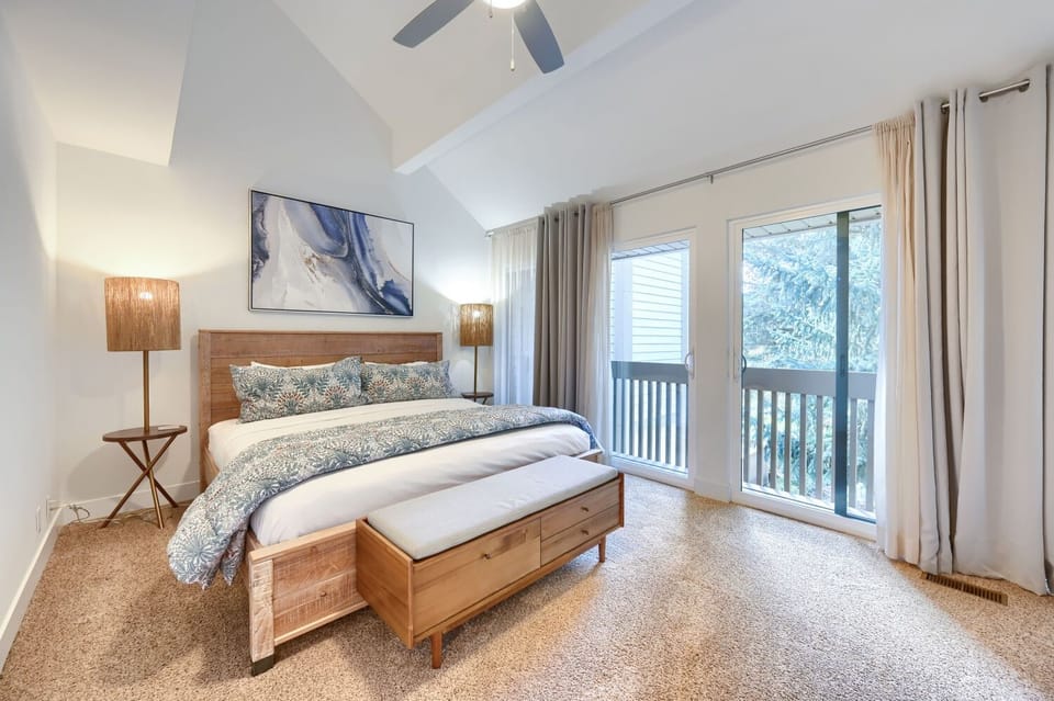 Scandinavian 72 Vantage Condo with Private Hot Tub by RedAwning Apartment in Snyderville
