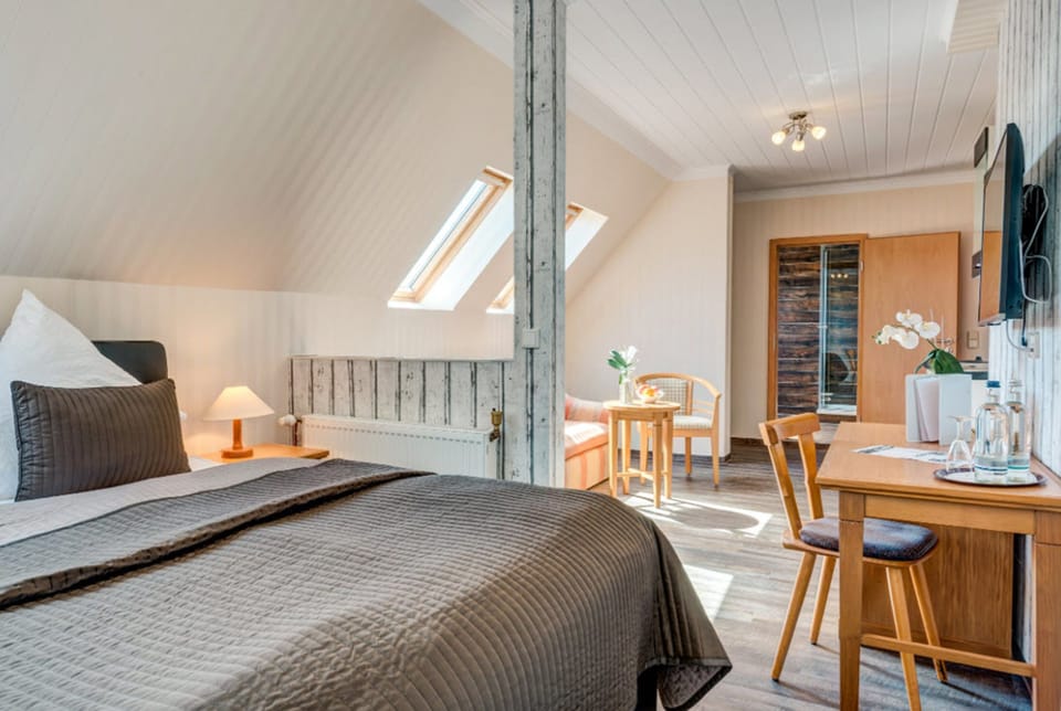 Apartment, Kitchen (44) | Desk, blackout drapes, free WiFi, bed sheets