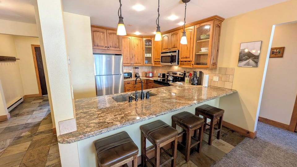 Beaver Creek West O-3 kitchen with breakfast bar