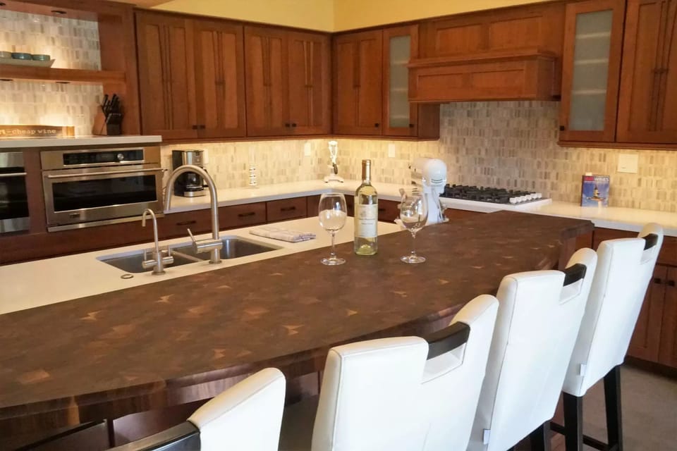 Countertop seating for four. PGA West - La Quinta