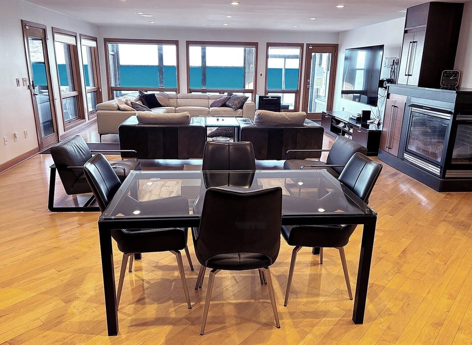 GAMING TABLE
