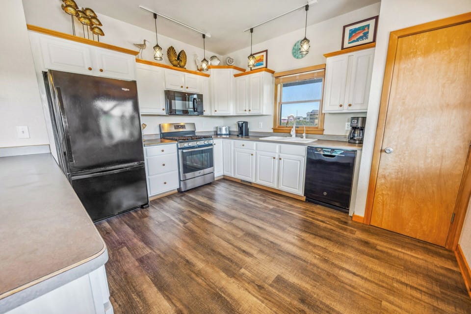 Surf or Sound Realty - 623 - Castn Crew - Kitchen -2